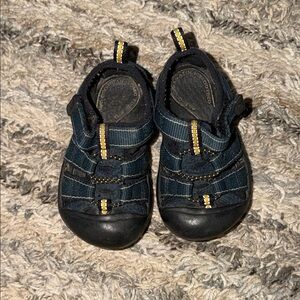 Keen Kids Black and Navy Closed-Toe Sandals with Yellow Accents